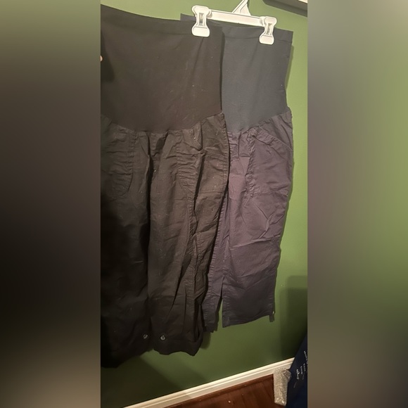 Bundle of cropped maternity pants in black and blue - Picture 2 of 7